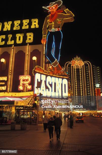 Neons publicitaires dans la partie historique de la ville le 17 novembre 1993 a Las Vegas, Nevada.