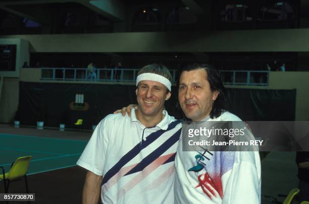 Bjorn Borg et Ile Nastase lors d'un tournoi de tennis au profit des maladies cancereuses le 16 janvier 1994 a Monaco.