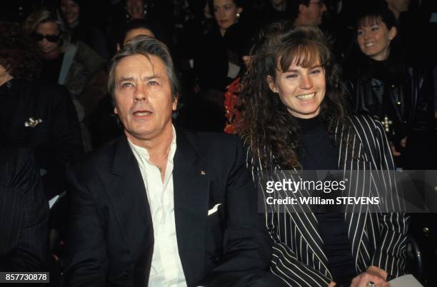 Alain Delon et son amie Rosalie Van Breemen au defile Ungaro Haute-Couture Printemps-Ete 1994 le 18 janvier 1994 a Paris, France.