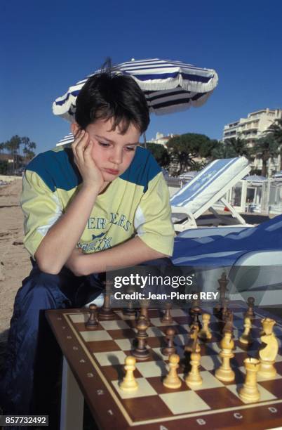Le jeune Etienne Bacrot, surdoue des echecs, le 24 fevrier 1994 a Cannes, France.