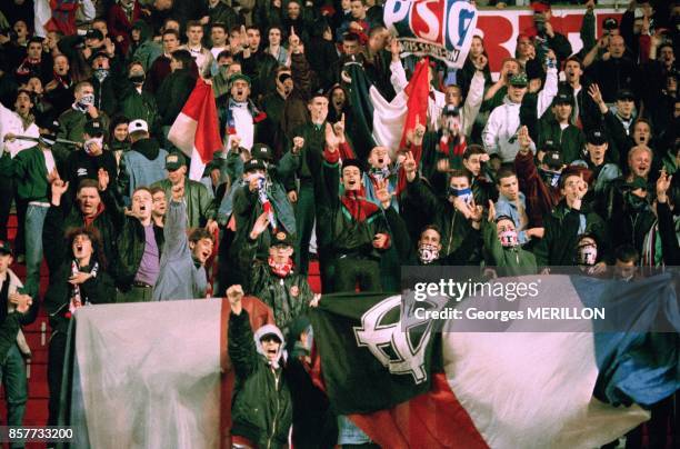 Les hooligans du Parc des Princes places sous haute surveillance le 13 octobre 1993 a Paris, France.