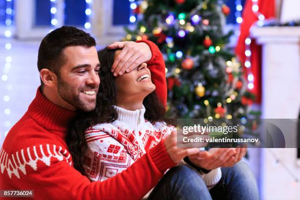 paar plezier thuis voor kerstmis - couple jewelry stockfoto's en -beelden