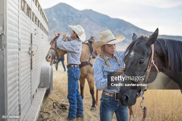 Padre e hija preparando los caballos para un evento en Utah, Estados Unidos