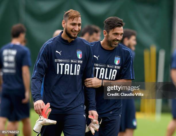 Gianluigi Buffon and Gianluigi Donnarumma of Italy chat during a training session at Italy club's training ground at Coverciano on October 5, 2017 in...