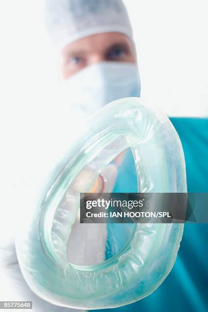 anesthetist holding face mask - anesthesia mask foto e immagini stock