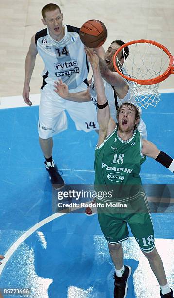 Wallace of Benetton Basket Tamoil competes with Chuck Eidson of Lietuvos Rytas during the Eurocup Basketball Quarter Final 2 between Benetton Basket...