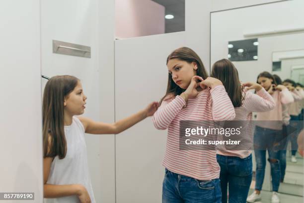 geschwister gehen shoping - girl changing room shop stock-fotos und bilder