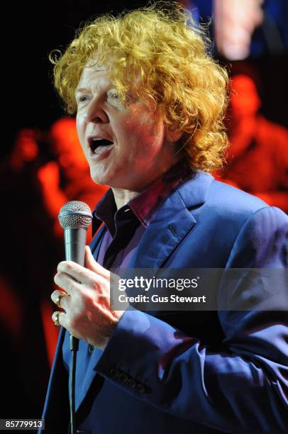 Mick Hucknall of Simply Red performs at the O2 Arena on April 2, 2009 in London, England.