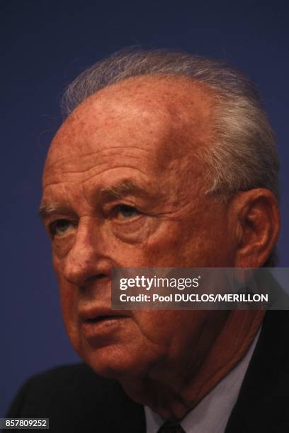 Le premier ministre israelien Yitzhak Rabin recoit Le prix Felix Houphouet-Boigny pour la recherche de la Paix de l'Unesco le 6 juillet 1994 a Paris,...