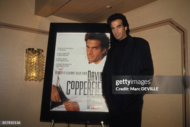 Le magicien David Copperfield a cote de l'affiche de son spectacle le 3 septembre a Rotterdam, Pays-Bas.