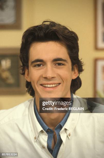 Close up Olivier Minne, presentateur de l'emission televisee 'Matin Bonheur' sur France 3 le 7 octobre 1994 a Paris, France.