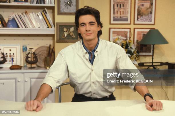 Close up Olivier Minne, presentateur de l'emission televisee 'Matin Bonheur' sur France 3 le 7 octobre 1994 a Paris, France.