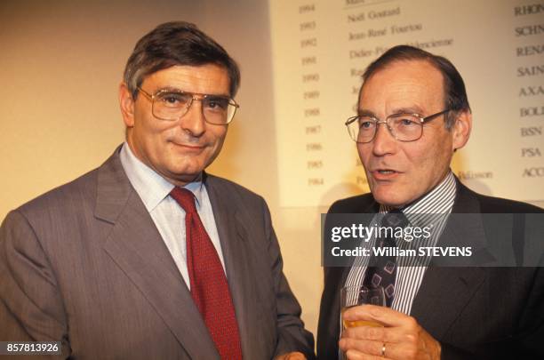 Jean-Louis Beffa et Noel Gautard lors de la remise du prix du manager de l'annee a Marc Vienot le 28 octobre 1994 a Paris, France.