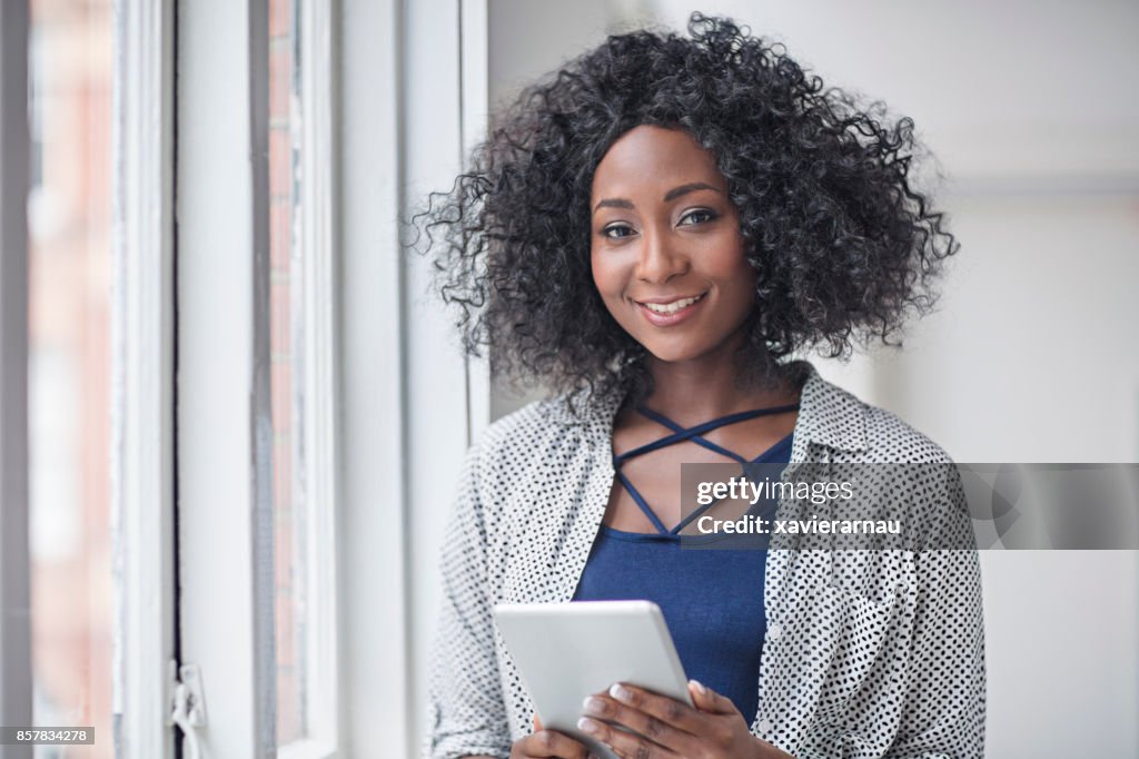 Empresária feliz com tablet digital no escritório