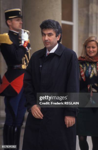 Le premier ministre armenien Gagik Haroutiounian rencontre Francois Mitterrand a l'Elysee pour un entretien sur la signature de la charte de Paris...