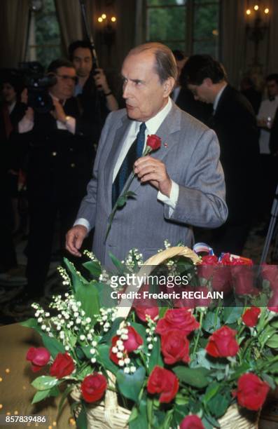 Le president de la Republique Francois Mitterrand recoit le muguet du 1er mai au palais de l'Elysee le 30 avril 1992 a Paris, France.