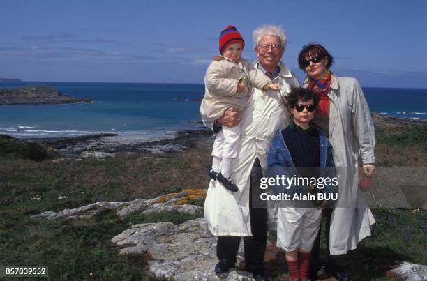 Le secretaire d'Etat a la Mer Charles Josselin visite en famille l'ile des Ebihens en Bretagne le 1 mai 1992 en France.