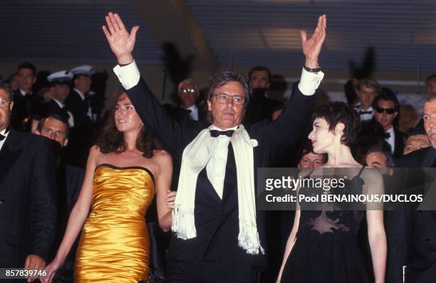 Alain Delon avec sa femme Rosalie van Breemen et Elsa pour le film 'Le Retour de Casanova' au 45eme Festival de Cannes le 9 mai 1992 a Cannes, France.