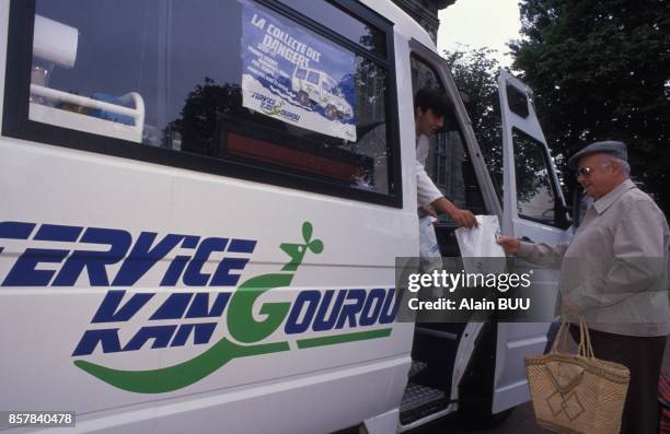 'Operation Kangourou', recuperateur des produits toxiques le 3 juin 1992 a Paris, France.