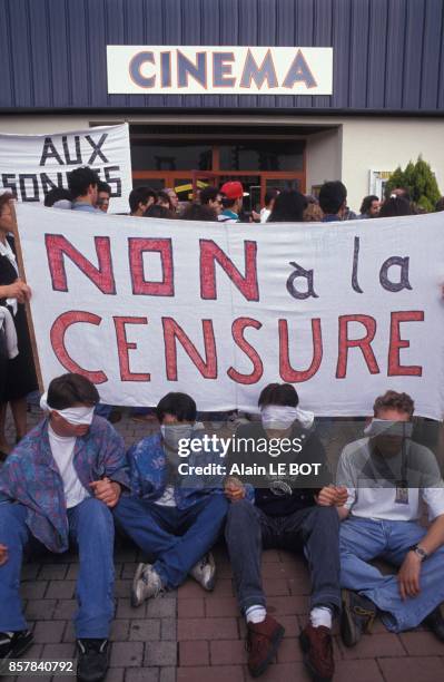 Manifestation contre l'interdiction de projection du film 'Basic Instinct' de Paul Verhoeven programme au Grand Ecran, l'unique cinema de la ville...