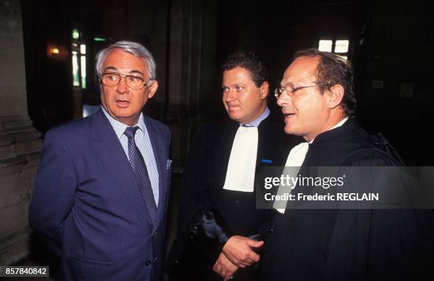 Le depute RPR et homme d'affaires Georges Tranchant avec ses avocats au tribunal de commerce de Paris; il a intente un proces a Bernard Tapie en...