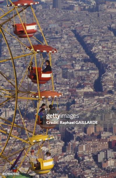 Grande roue au parc d'attractions du Tibidabo en juin 1992 a Barcelone, Espagne.