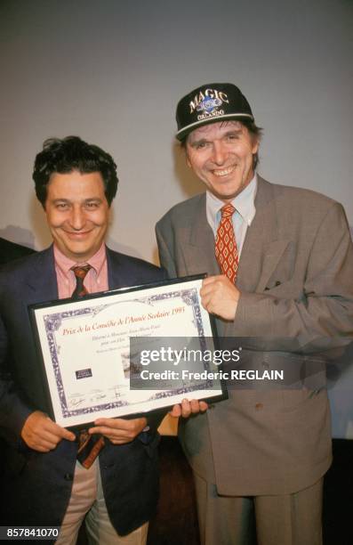 Le film Les Visiteurs recoit le prix de la Comedie a la Francaise en presence de Christian Clavier et du realisateur Jean-Marie Poire le 24 juin 1993...