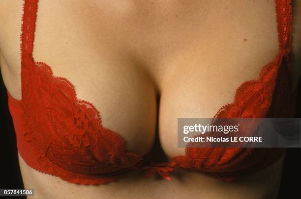 Wonderbra', le soutien-gorge miraculeux en juillet 1993 a Paris, France.