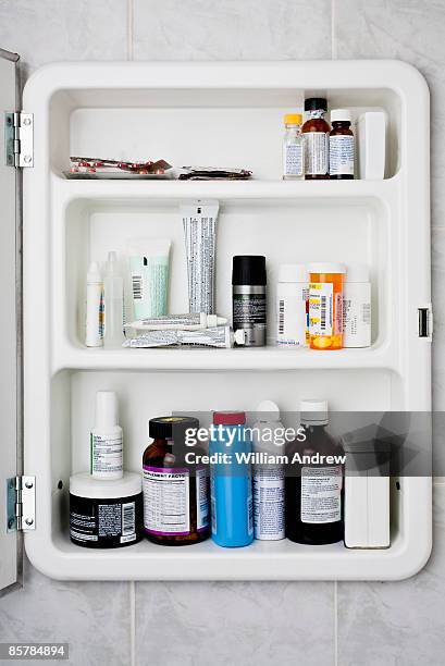 bathroom medicine cabinet - armoire de toilette photos et images de collection