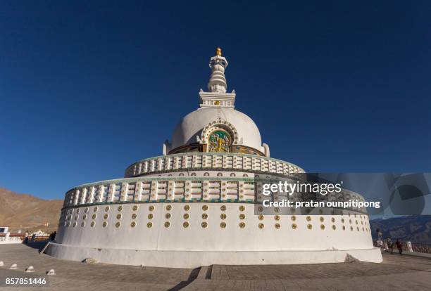 shanti stupa of leh ladakh - tempel shanti stupa stock-fotos und bilder