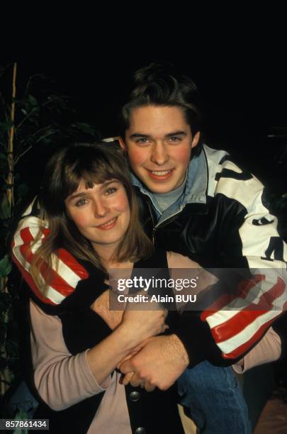 Camille Raymond et Anthony Dupray lors de la 200e de la serie televisee Premiers baisers sur TF1 le 3 mars 1994 a Paris, France.