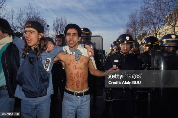 Manifestation des jeunes anti-CIP - le contrat d'insertion professionnelle propose par le gouvernement Balladur - le 10 mars 1994 a Paris, France.