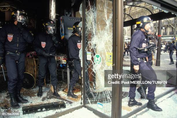 Un abribus et la vitrine d'un restaurant ont ete saccage lors de la manifestation fetant le retrait du CIP, le 31 mars 1994, Paris, France.