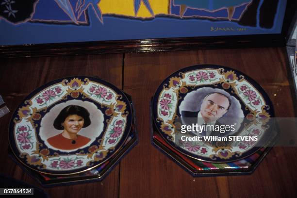 Assiettes decorees des portraits de Danielle et Francois Mitterrand a l'occasion de la visite du president francais le 25 avril 1994 a Tachkent,...