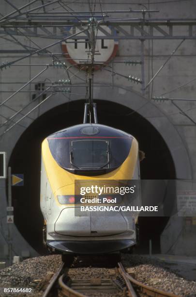 Eurostar en phase d'essai dans le tunnel sous la Manche entre Paris et Londres avant l'ouverture du service commercial fin 1994 le 3 mai 1994 a...