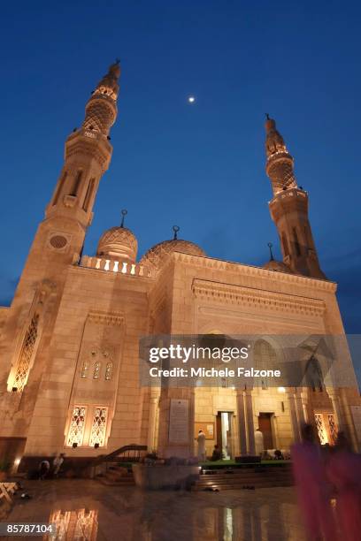 dubai, jumeirah mosque at dusk - jumeirah mosque stock pictures, royalty-free photos & images