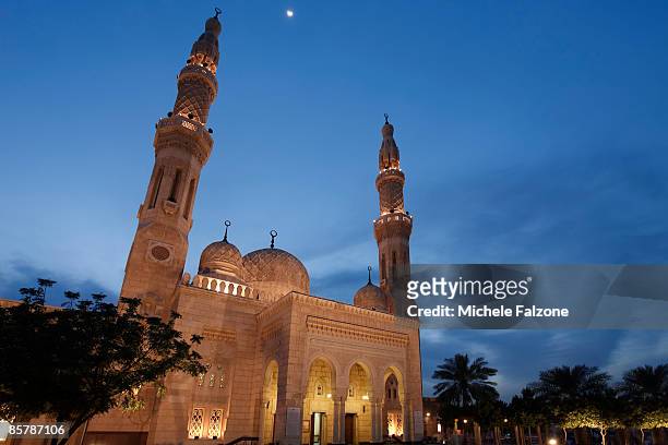 jumeirah mosque in dubai - jumeirah mosque stock pictures, royalty-free photos & images