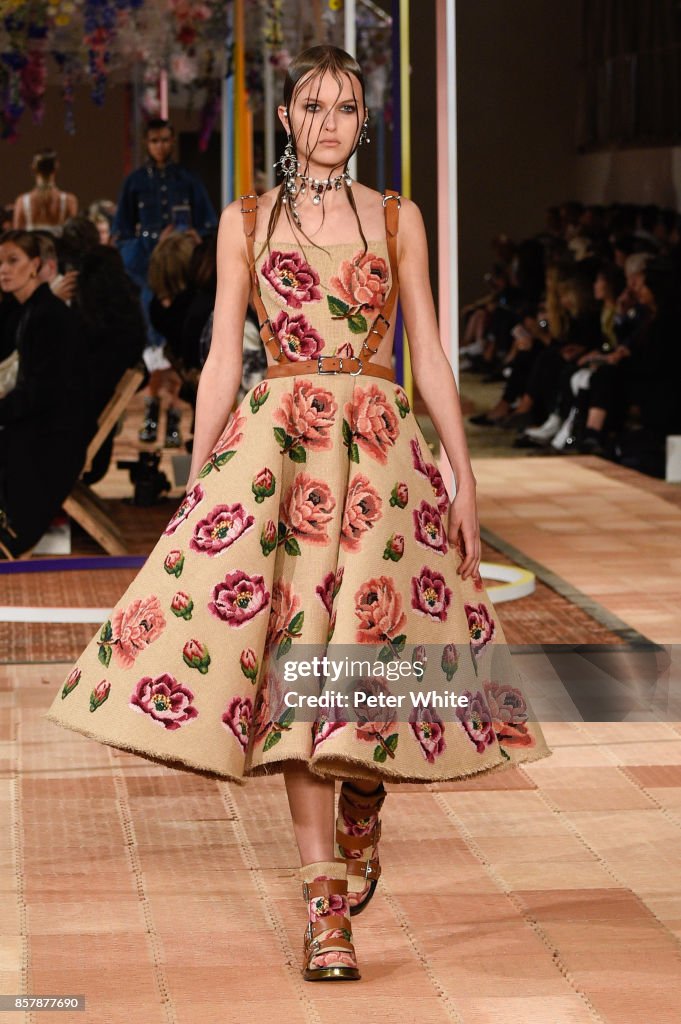 Alexander McQueen : Runway - Paris Fashion Week Womenswear Spring/Summer 2018