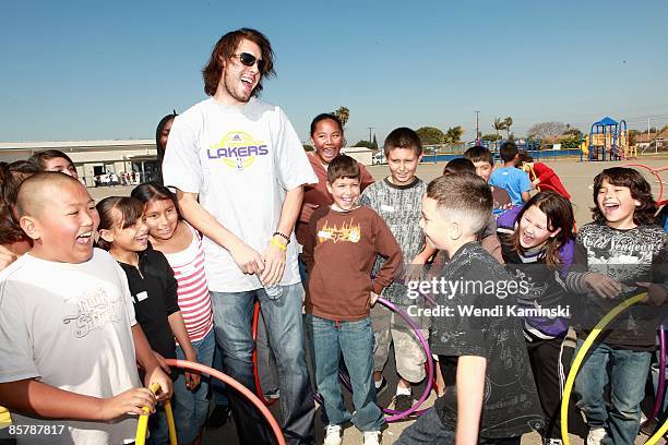Sasha Vujacic of the Los Angeles Lakers laughs with students during Anthem Blue Cross's "Fit for Life" nutrition campaign on March 16, 2009 at Mark...