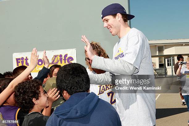 Luke Walton of the Los Angeles Lakers high fives students during Anthem Blue Cross's "Fit for Life" nutrition campaign on March 16, 2009 at Mark...