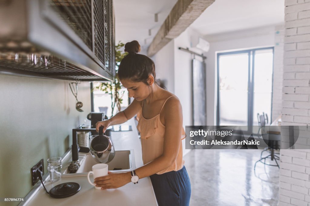 Het maken van koffie in mijn appartement