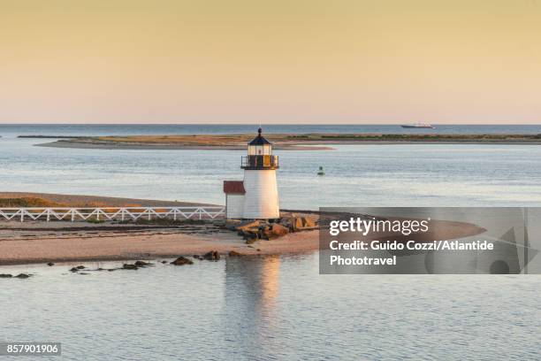 brant point lighthouse - nantucket stockfoto's en -beelden