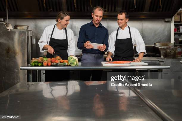 equipo profesional de catering - restaurant manager fotografías e imágenes de stock