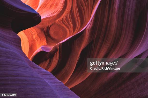 luz colorida en lower antelope canyon - cañón del antílope inferior fotografías e imágenes de stock