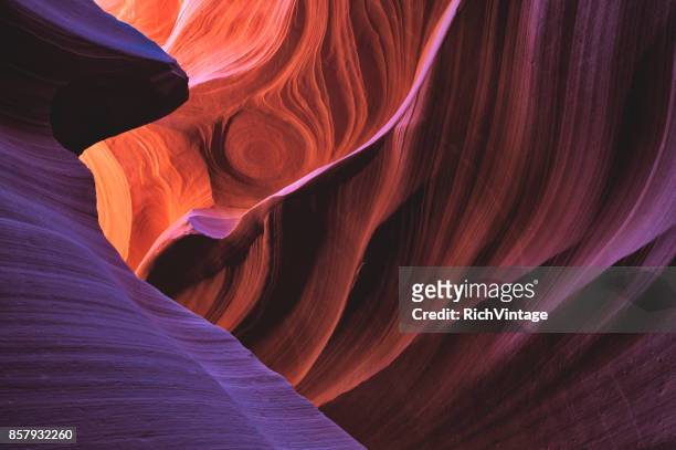lumière colorée dans lower antelope canyon - canyon photos et images de collection