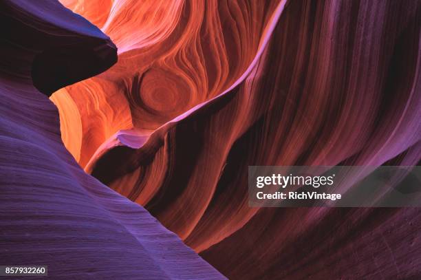 luce colorata nel lower antelope canyon - deserto del sonoran foto e immagini stock