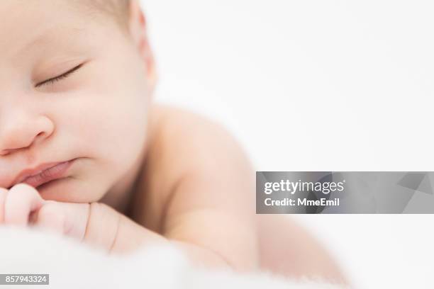 recién nacido - acostado de lado fotografías e imágenes de stock
