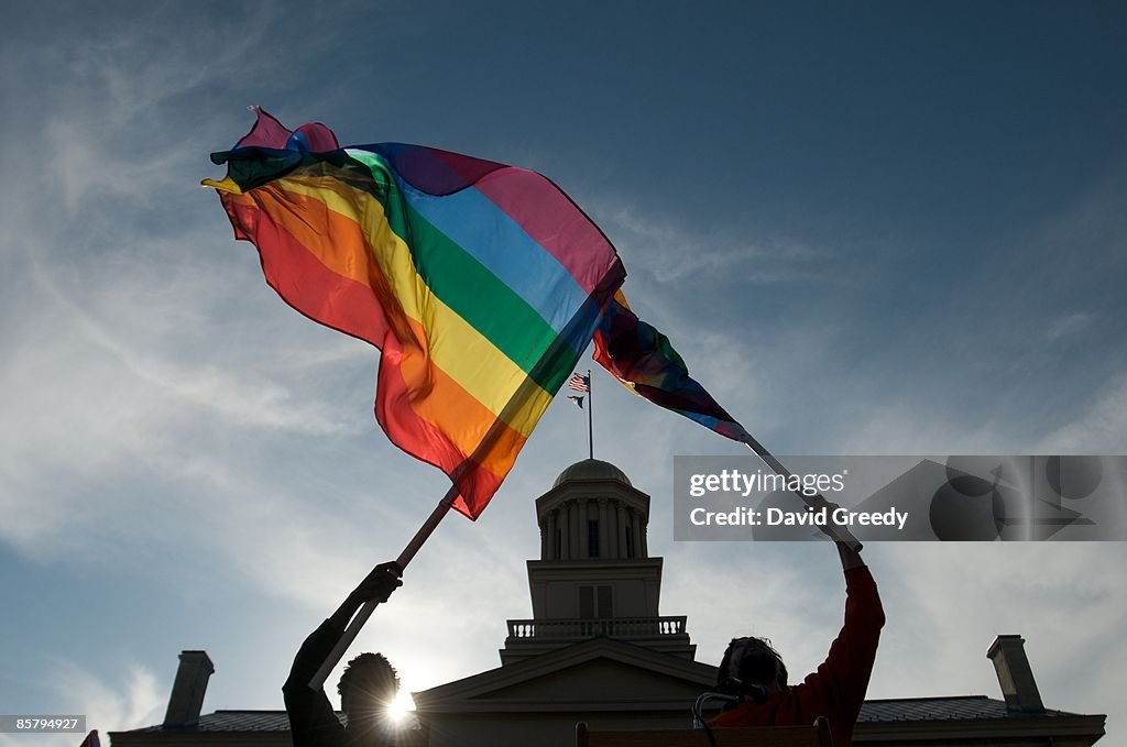 Iowa Supreme Court Unanimously Approves Gay Marriages