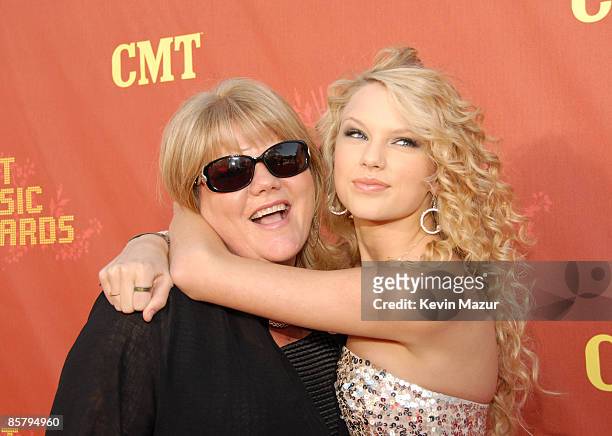Taylor Swift and mother Andrea Swift