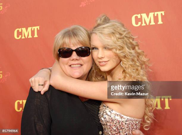 Taylor Swift and mother Andrea Swift